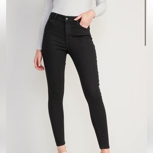 Old Navy High Rise Black Super Skinny Jeans - size 6 TALL.